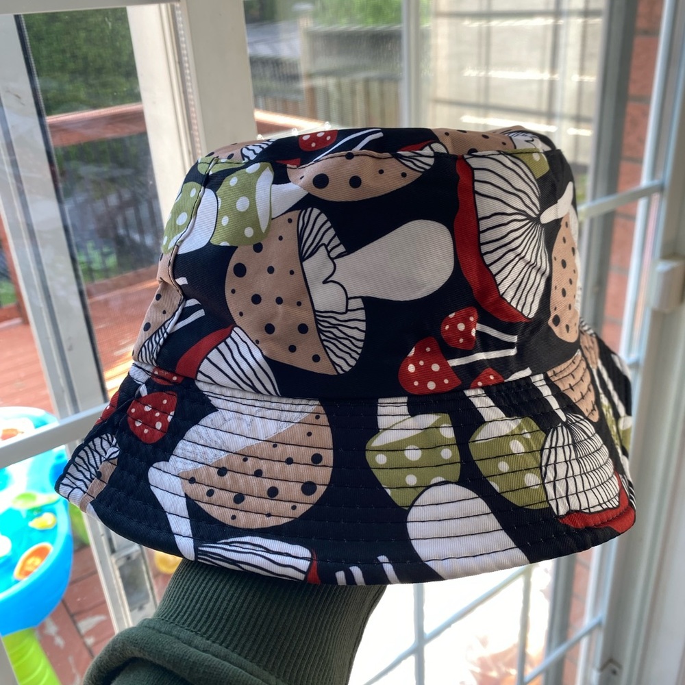🍄🍄🍄 NWOT Adult Unisex Bucket Hat - Neutral, Green and Red Mushroom Pattern 🍄🍄🍄